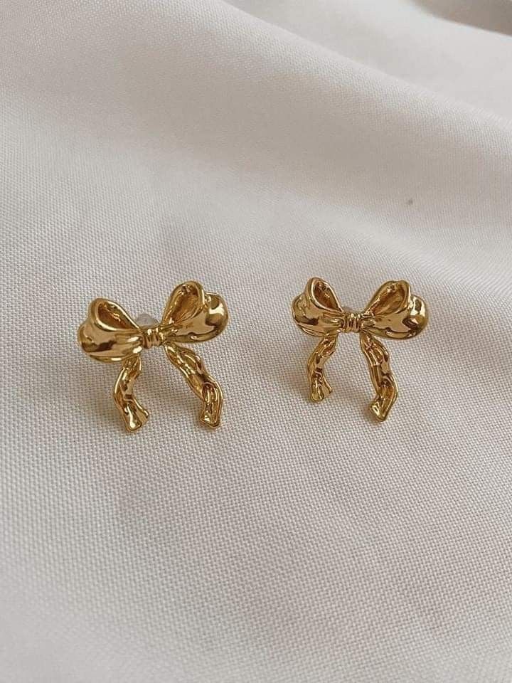 Raw product photo - bow earrings